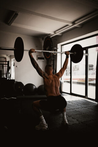 Kamil Brzykcy trener personalny Kamil Brzykcy trener personalny w studiu Trening na POZIOMIE w Mierzynie
