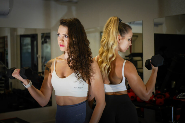 Paulina Płuciennik trenerka personalna, Patrycja Matczak trenerka personalna Paulina Płuciennik i Patrycja Matczak trenerki personalne w studiu Trening na POZIOMIE w Mierzynie